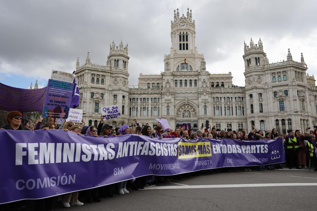 La manifestación convocada por la Comisión 8M con motivo del Día de la Mujer, con el lema "Amigas, al fascismo lo paramos las feministas".