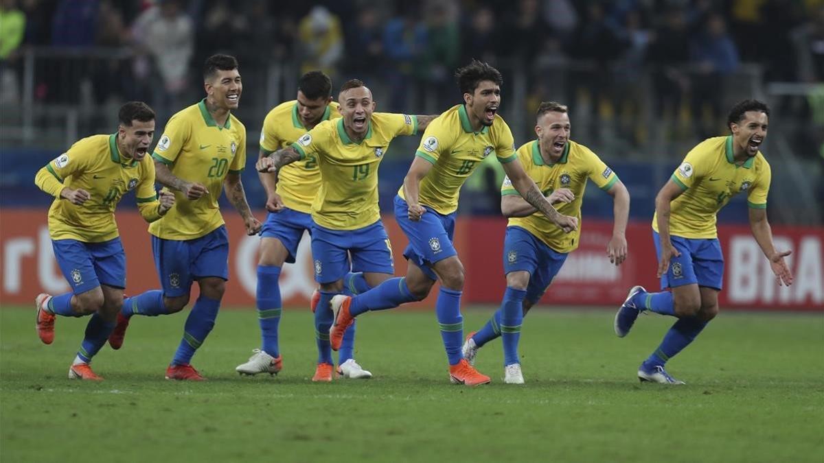 Los jugadores de Brasil celebran el pase a la semifinal de la Copa América en la tanda de penaltis.