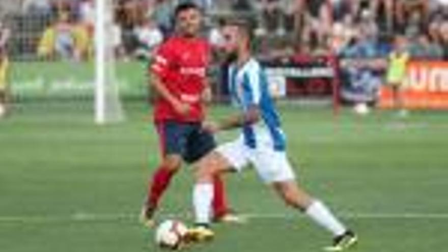 El migcampista de l&#039;Espanyol Sergi Darder controla una pilota davant la mirada de Marc Mas.