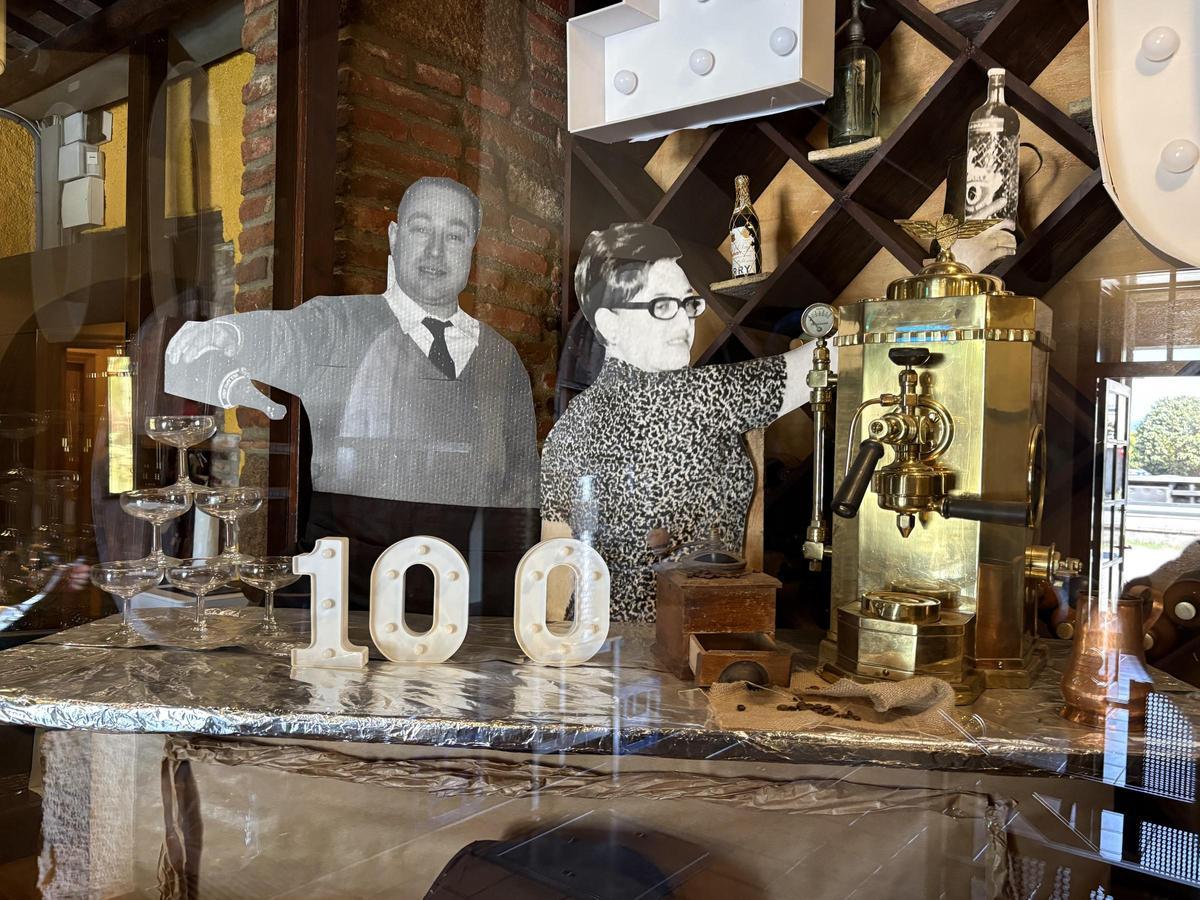 Una part de l'aparador amb motiu dels 100 anys de l'Hostal, amb imatges de Pau i Rosa Bardalet.