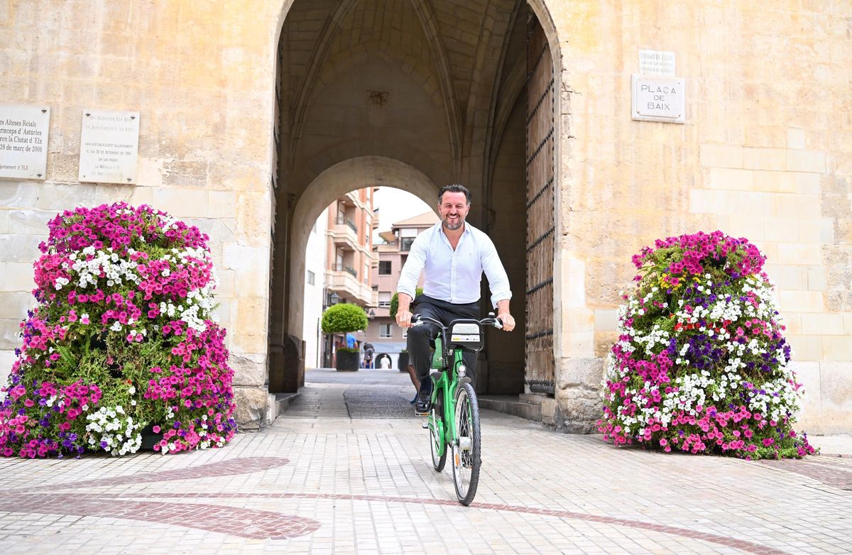 El alcalde, Pablo Ruz, con la bicicleta, por la Plaça de Baix.