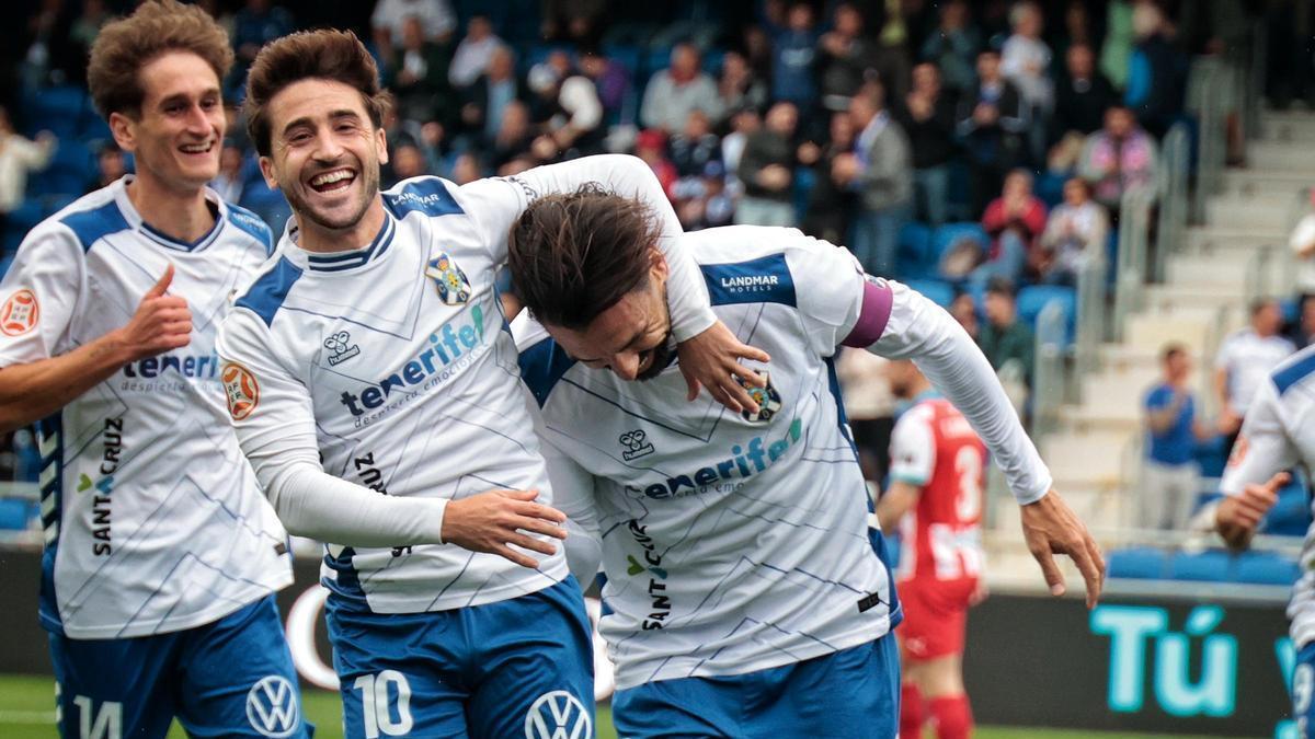 Nacho Gil abraza a Enric tras su gol ante el Lugo.