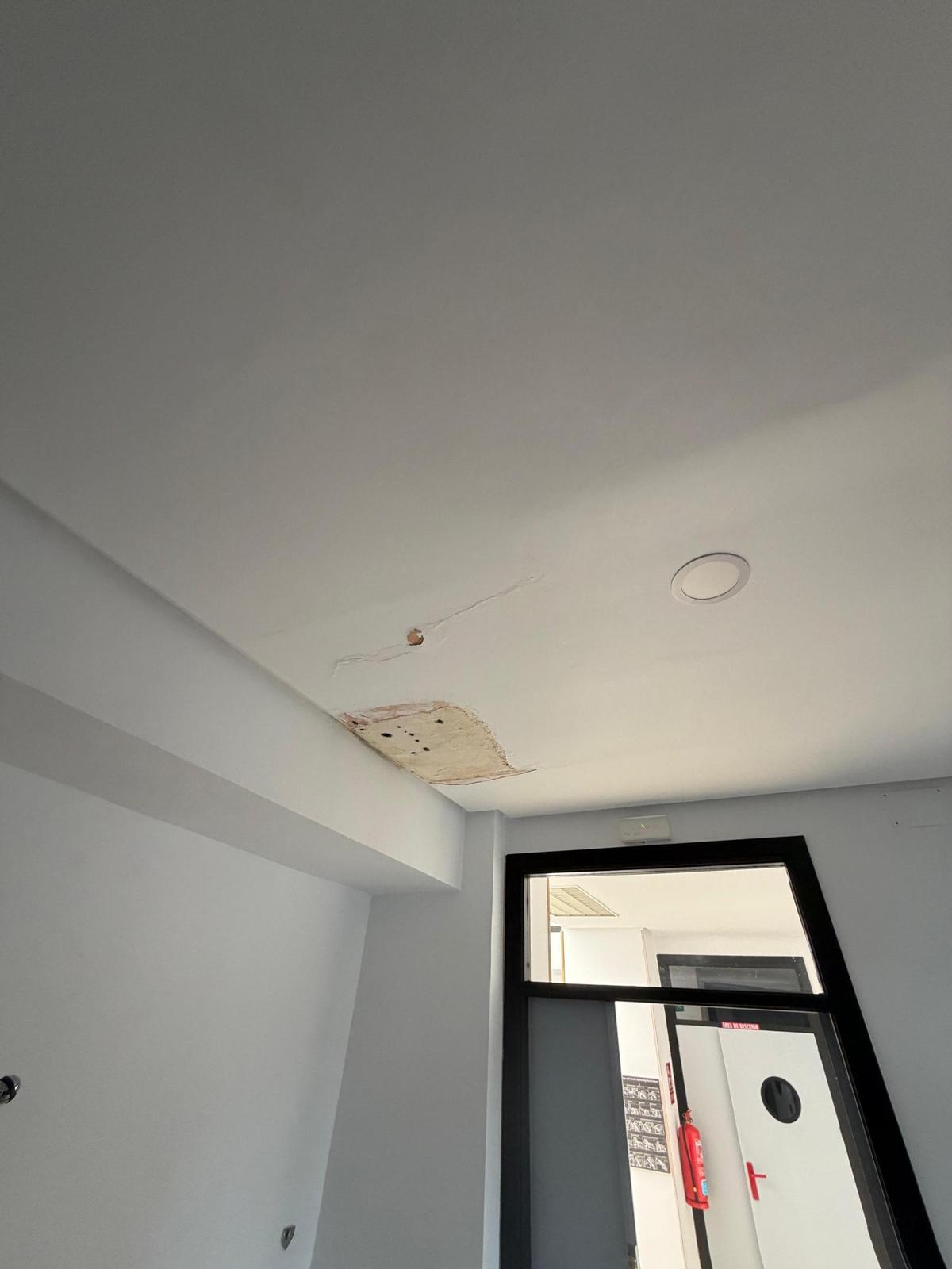 Problemas de mantenimiento en uno de los techos del edificio del parque ilicitano