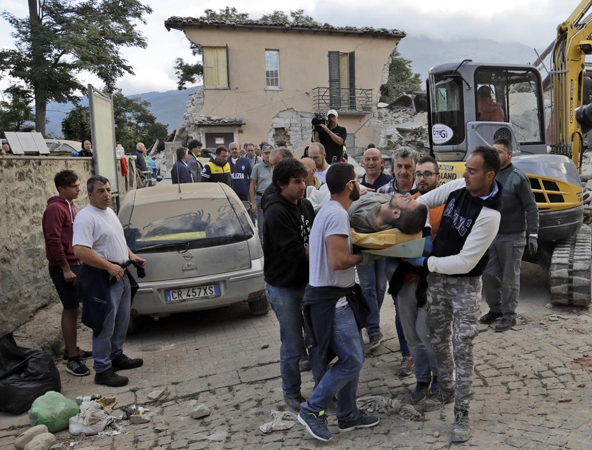 Rescate de entre los escombros en Amatrice, Italia.