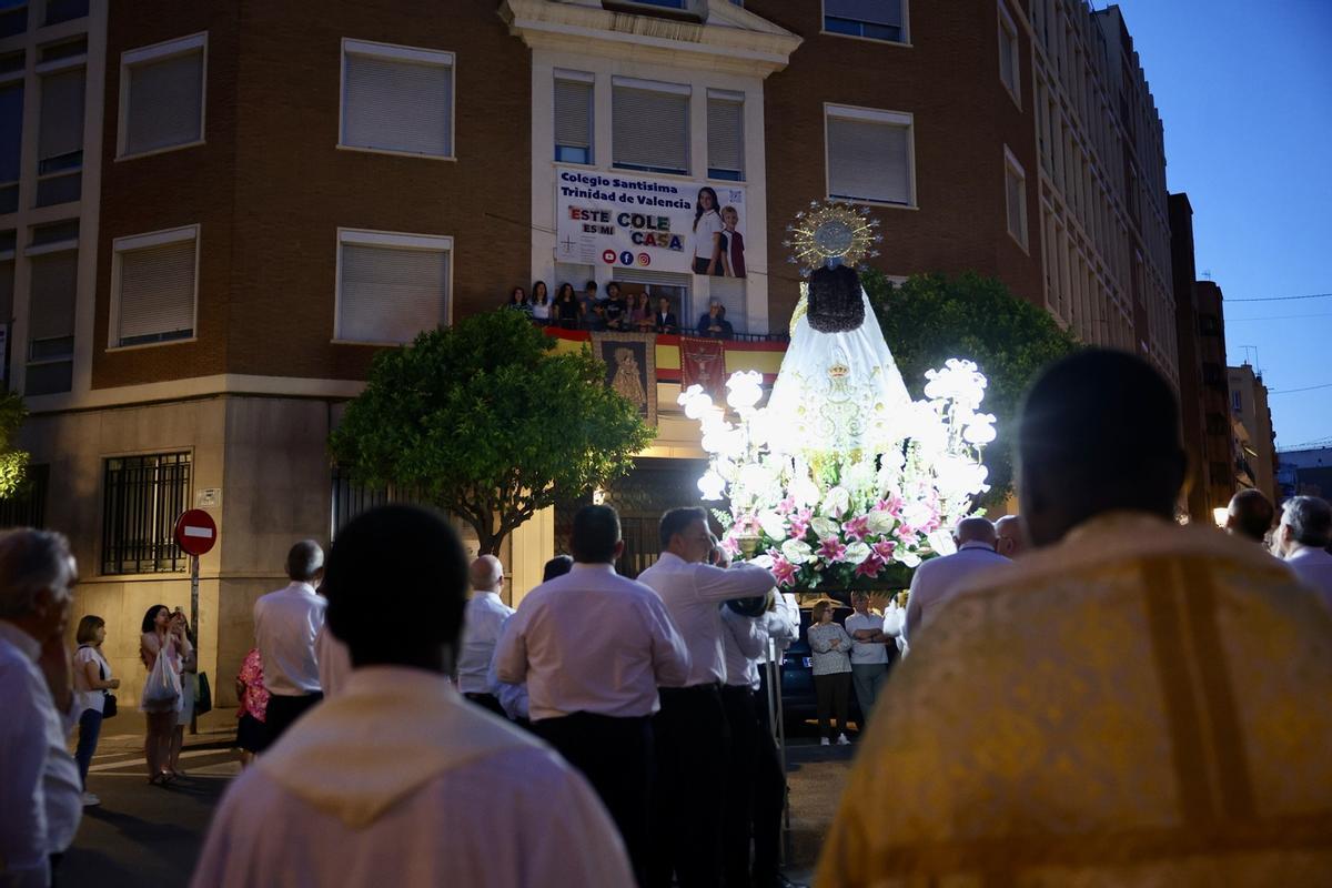 El Cristo de la Fe desfila por Saïdía acompañado por Carmen Prades y la corte mayor
