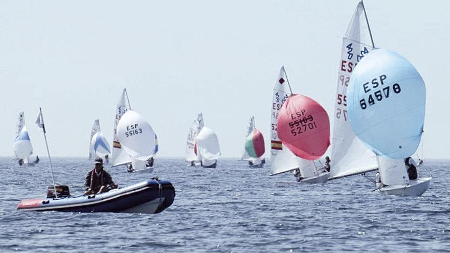 Empopada de los barcos de las clases 420 y vaurien, ayer. // FdV