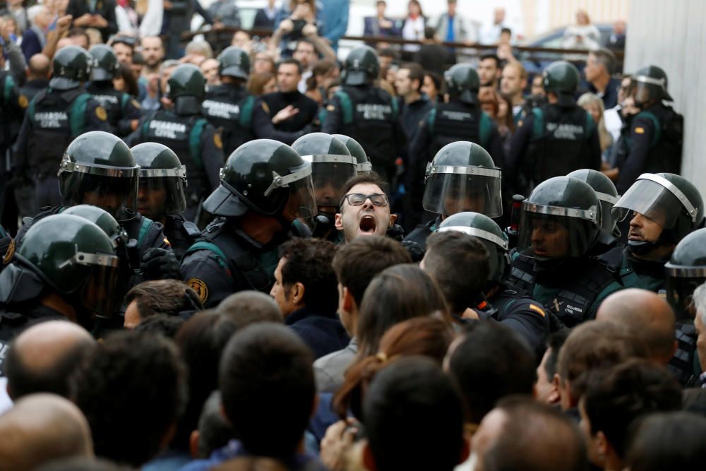 Altercado entre la Guardia Civil y varios manifestantes en las puertas de un colegio electoral.