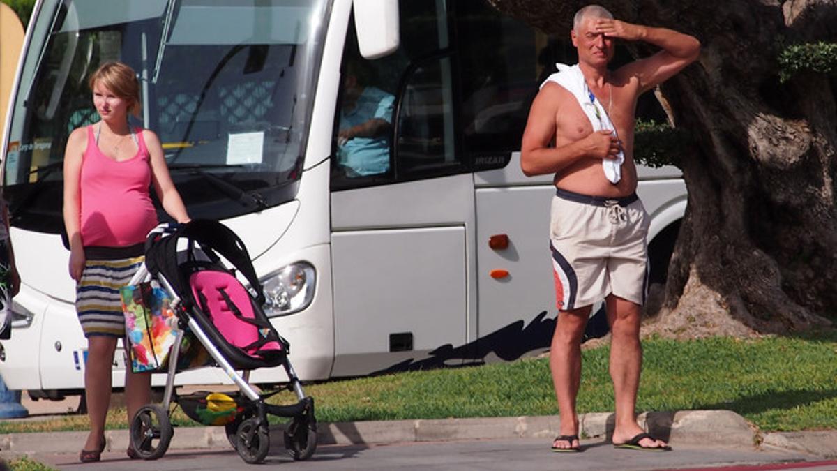 Calor a plomo en el paseo de Jaume I de Salou, ayer.