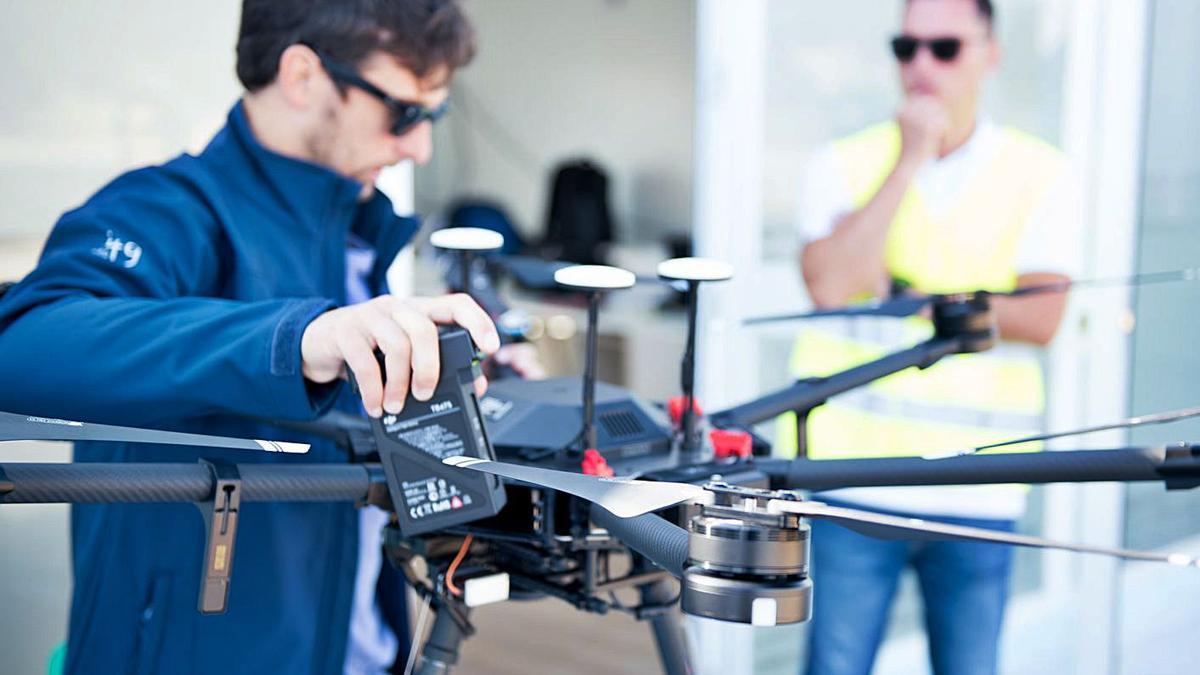 Un técnico del Instituto Tecnológico de Galicia (ITC) maneja un dron.   | // ITG