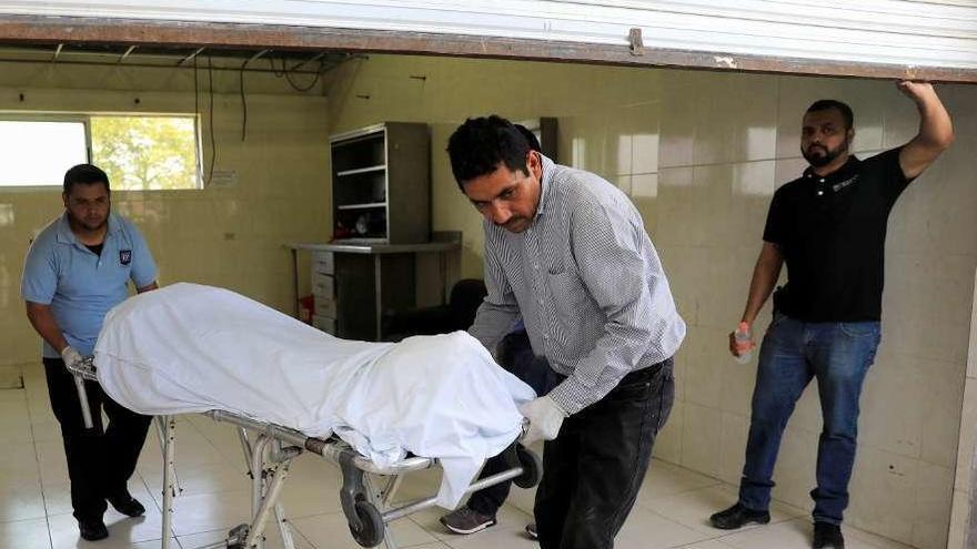 El cuerpo del migrante hallado con su bebé el martes en el Río Grande, en la morgue. // Reuters