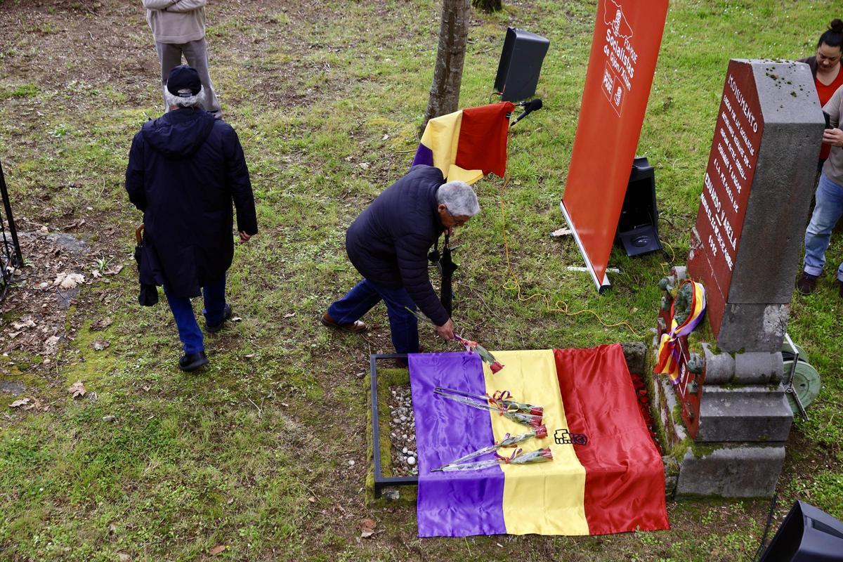Luis Manuel Flórez, "Floro", depositando una flor en la tumba de Eduardo Varela, en el cementerio del Suco.