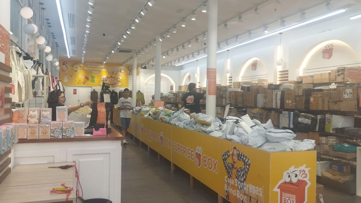 Interior de Surprise Box, la botiga de caixes sorpresa al Gòtic de Barcelona