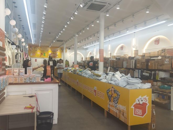 Interior de Surprise Box, la tienda de cajas sorpresa en el Gòtic.