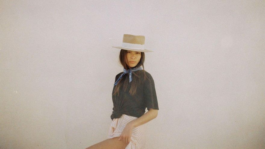 Arriba, Lena Shan posando para su pareja, editor de fotografía y creador de vestuario, James May; en el centro, en una sesión para promocionar ropa; abajo, la cantante en otro posado reciente. | L. S.