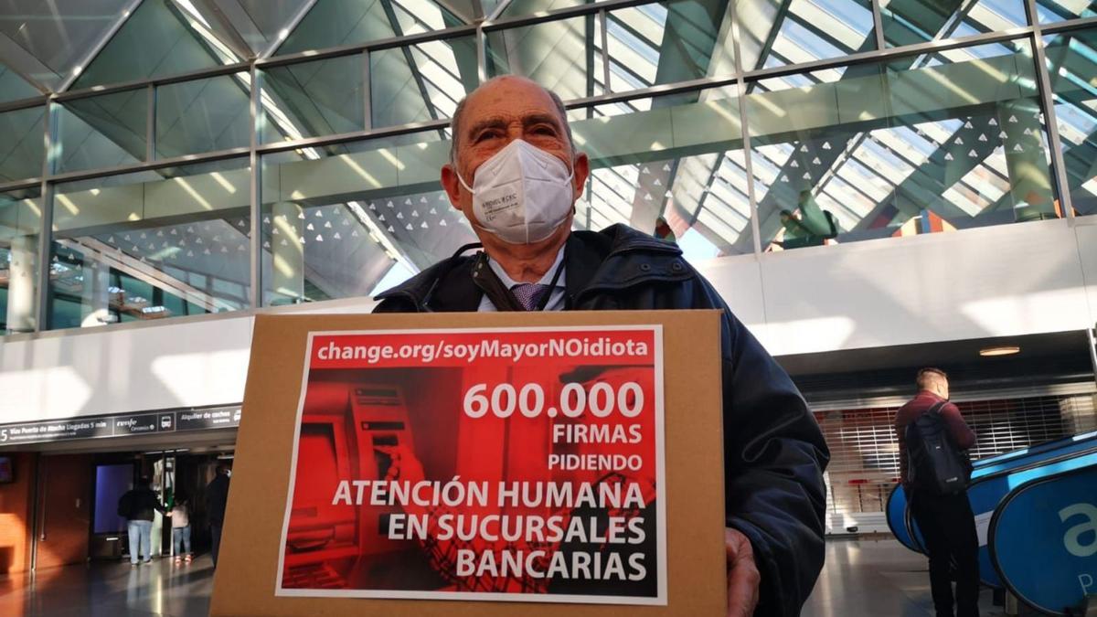 Carlos San Juan, el valenciano que ha sacado los colores a los bancos, a su llegada a Madrid para entregar 600.000 firmas.  | LEVANTE-EMV