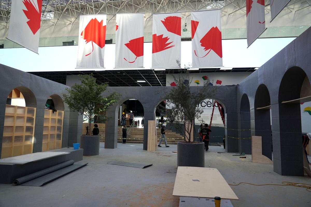 Preparativos en el pabellón de Barcelona en Guadalajara.