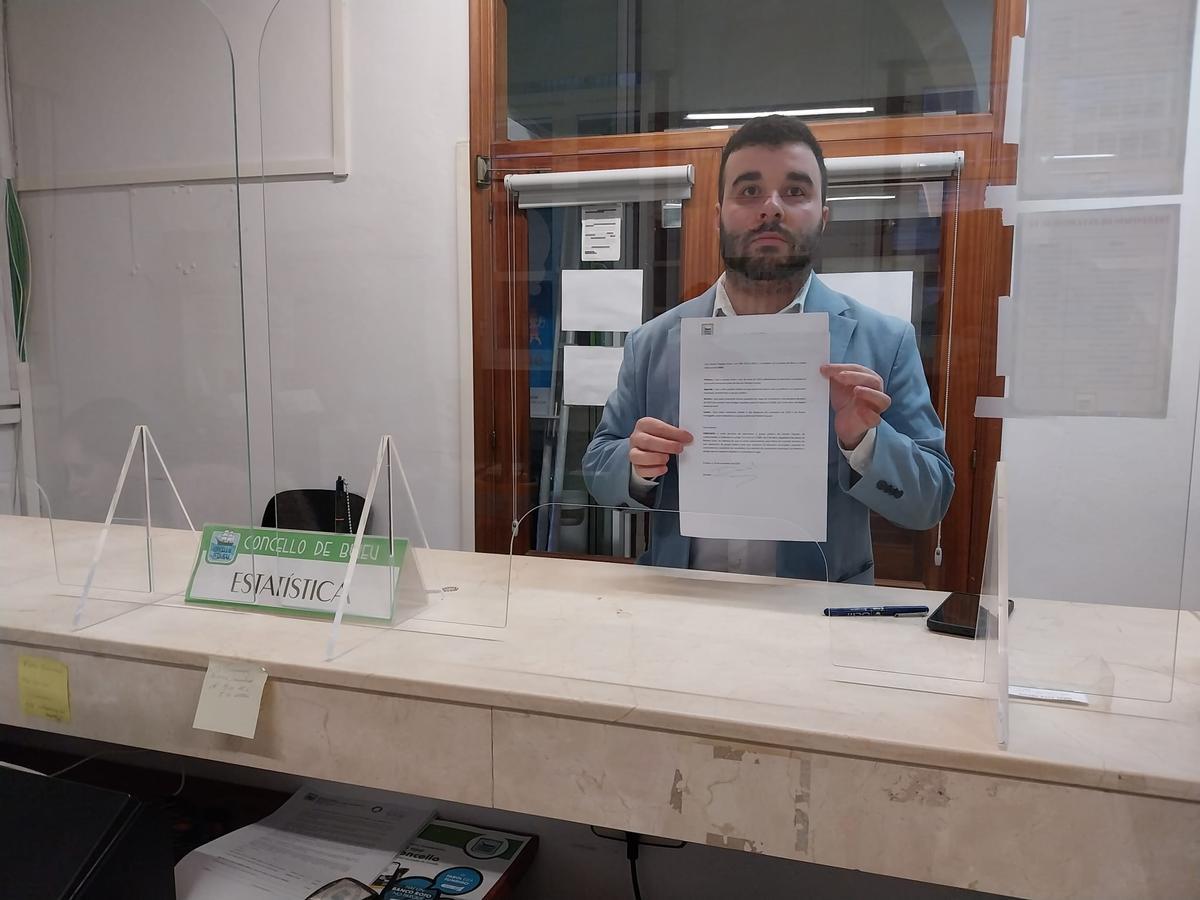 El exconcejal del PP presentando ayer, en el Rexistro Xeral del Concello de Bueu, su escrito de baja en el grupo municipal del PP.