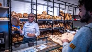 Un cliente compra un pan de payés, como el premiado, en Montserrat Forners.
