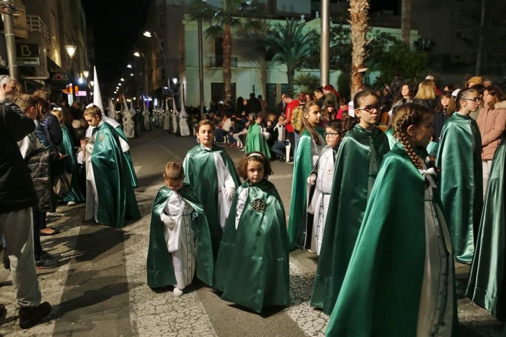 Miles de personas contemplaron el paso de las imágenes de las seis cofradías que participan en Lunes Santo