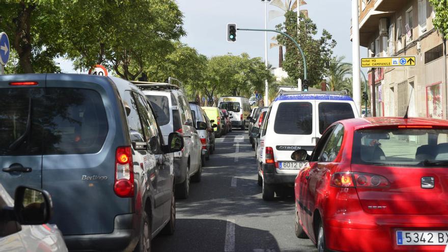 Colas de coches esperando a circular por la rotonda de l&#039;Aljub el pasado viernes al mediodía.