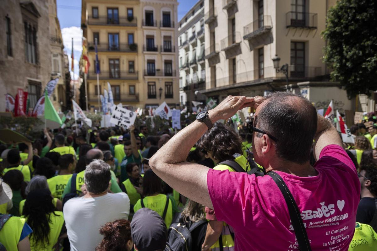 Concentración en la plaza de Manises ante el Palau de la Generalitat