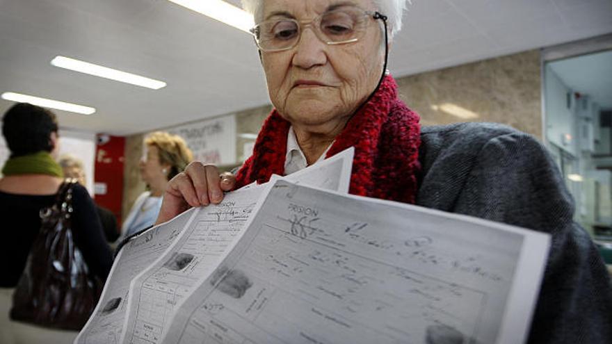 ucha. Manuela Mazo muestra la documentación de tres detenciones.