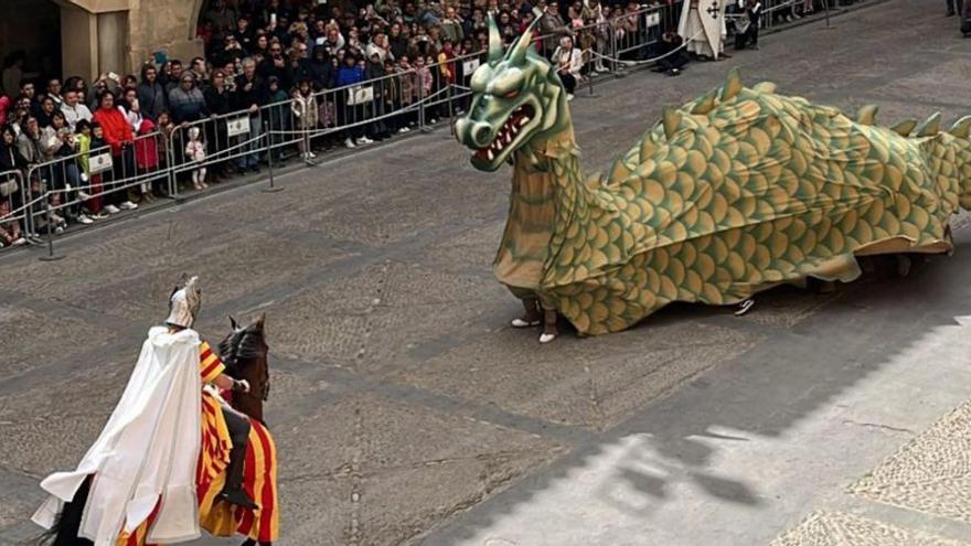 San Jorge vuelve a matar al dragón ante cientos de espectadores en Alcañiz