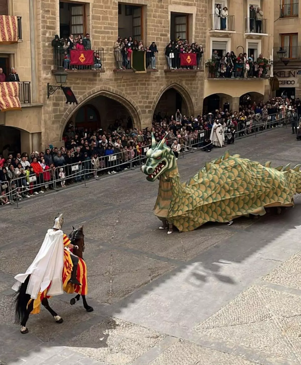 San Jorge vuelve a matar al dragón ante cientos de espectadores en Alcañiz