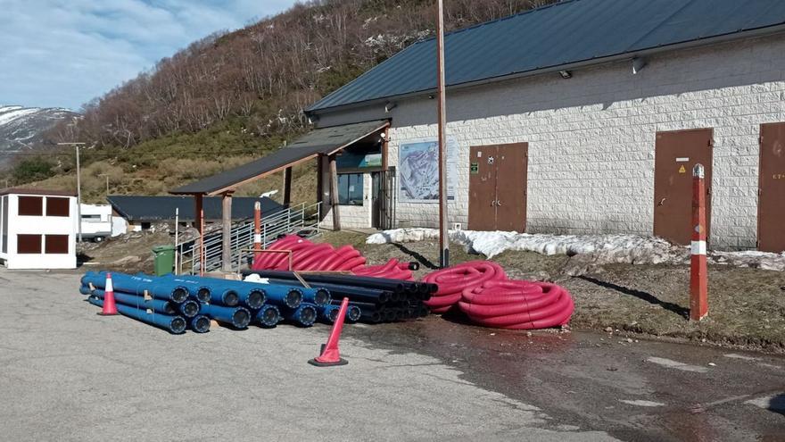 Materiales para las obras, acumulados ayer en la parte baja de Valgrande-Pajares. | LNE