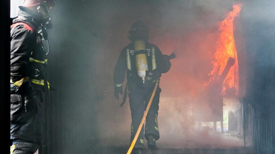 Los bomberos apagan un incendio en una vivienda de La Laguna.