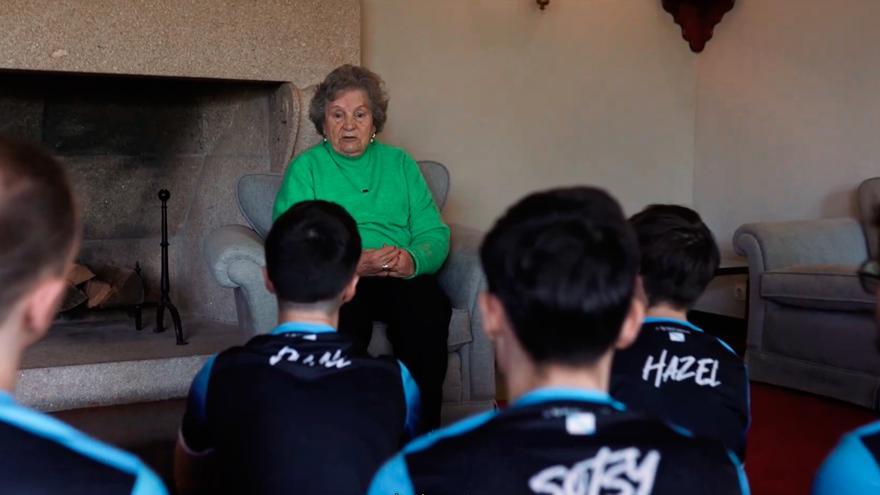 O equipo de videoxogos de Aspas escoita á avoa galega: &quot;Galicia chegou para quedarse&quot;