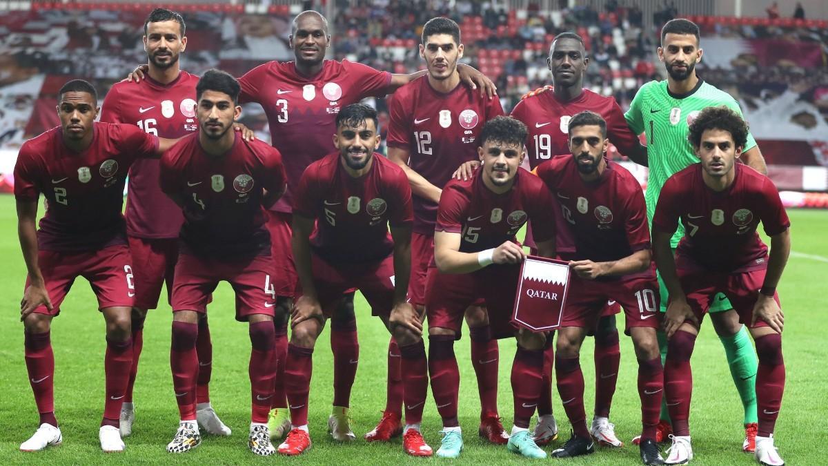 Los jugadores de la selección de fútbol de Qatar, antes de un partido
