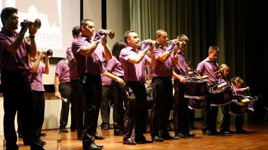 Cornetas y tambores en el quinto aniversario de Luz Penitente