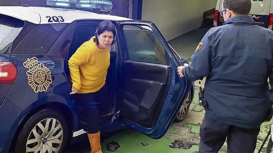 La mujer detenida llega a los juzgados de Vigo escoltada por la Policía. // Marta G. Brea