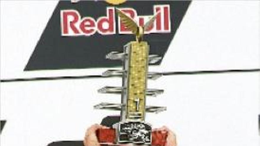 Márquez aixeca eufòric el trofeu de vencedor a Indianapolis