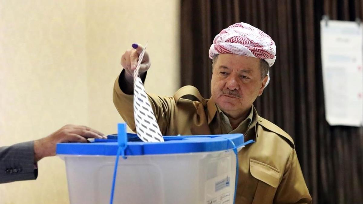 El antiguo líder del Gobierno Regional Kurdo, Masoud Barzani, vota en un colegio electoral.