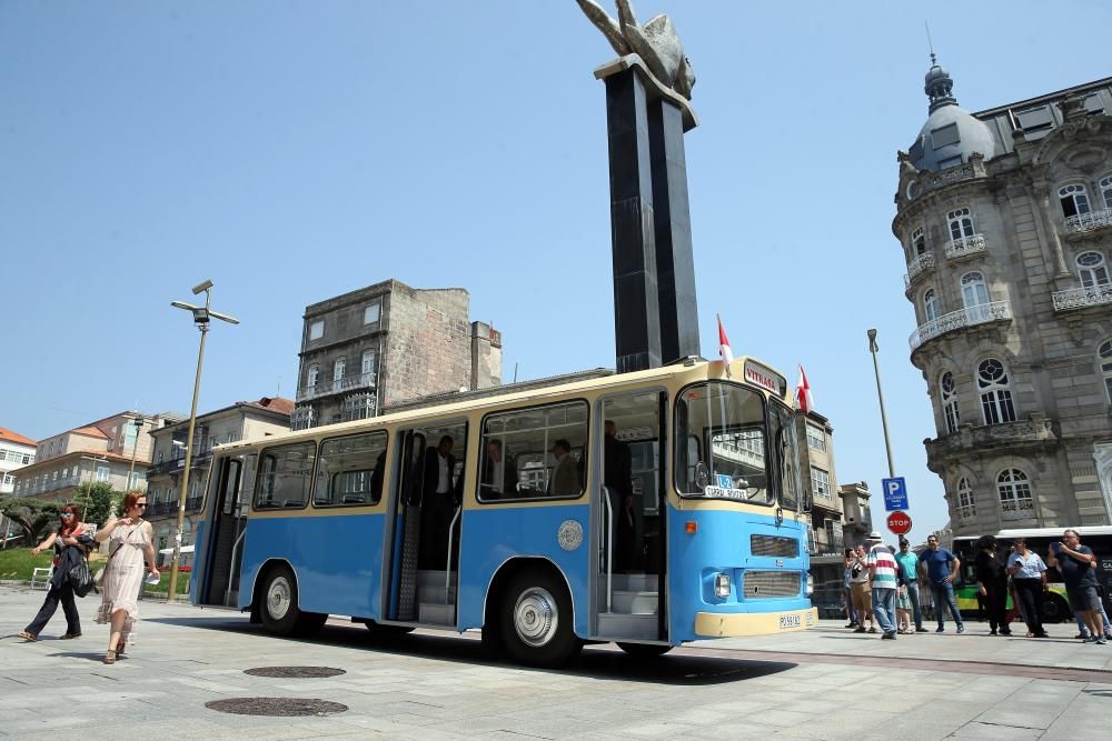 Vitrasa celebra su 50 aniversario con un recorrido por la ciudad en un autobús del año 1968 de color azul.