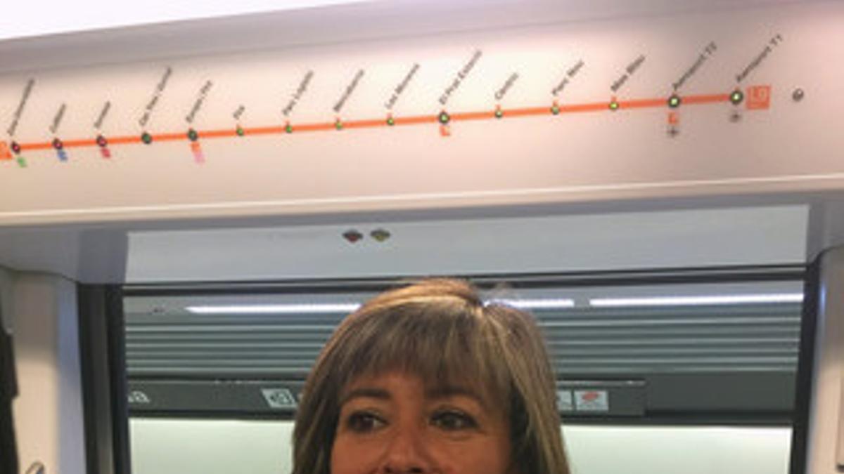 La alcaldesa de L'Hospitalet Núria Marín ha viajado este lunes por la mañana en la nueva línea de metro hacia al aeropuerto.