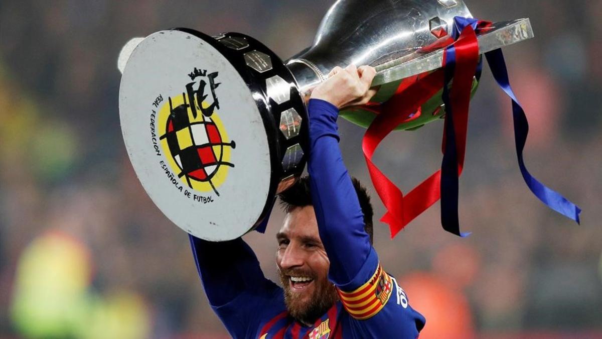 Messi levanta el trofeo de la Liga tras la victoria ante el Levante.