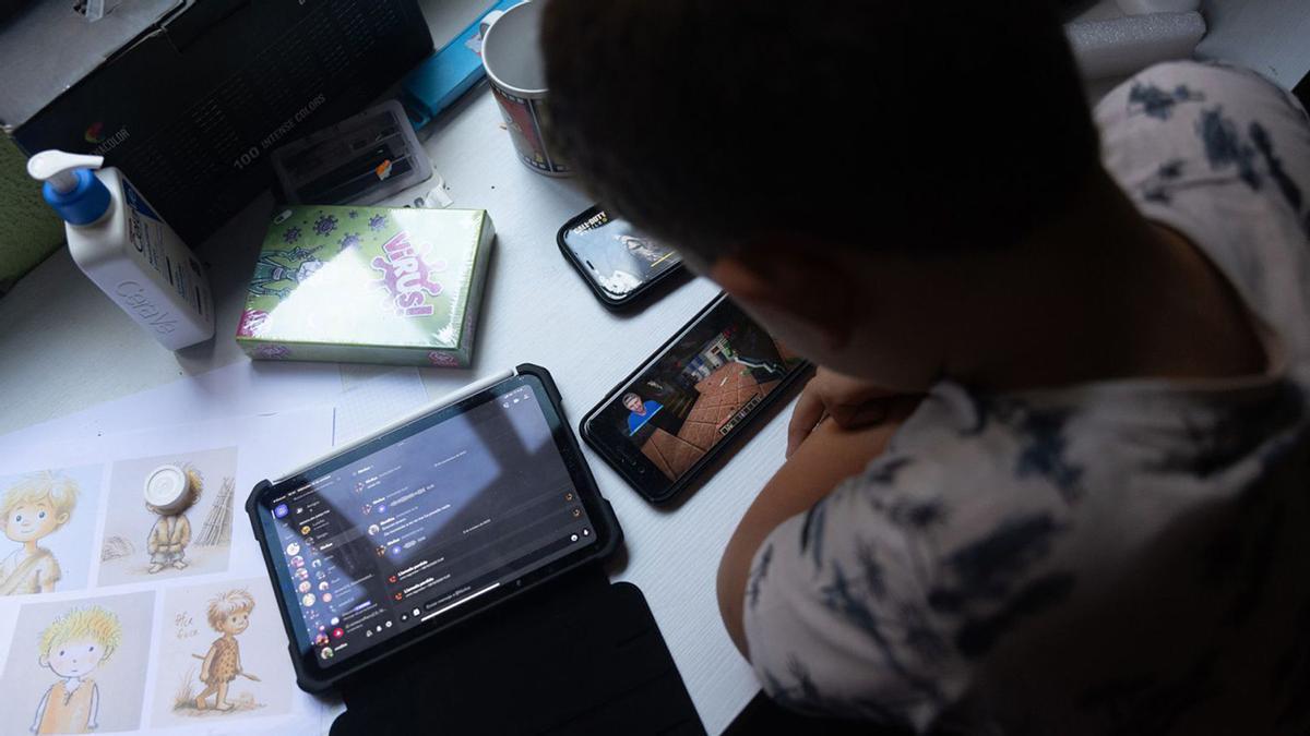 Adolescents i pantalles: un estudi detecta un augment d’ús d’11 hores a la setmana des del 2022 Adolescents i pantalles: un estudi detecta un augment d’ús d’11 hores a la setmana des del 2022