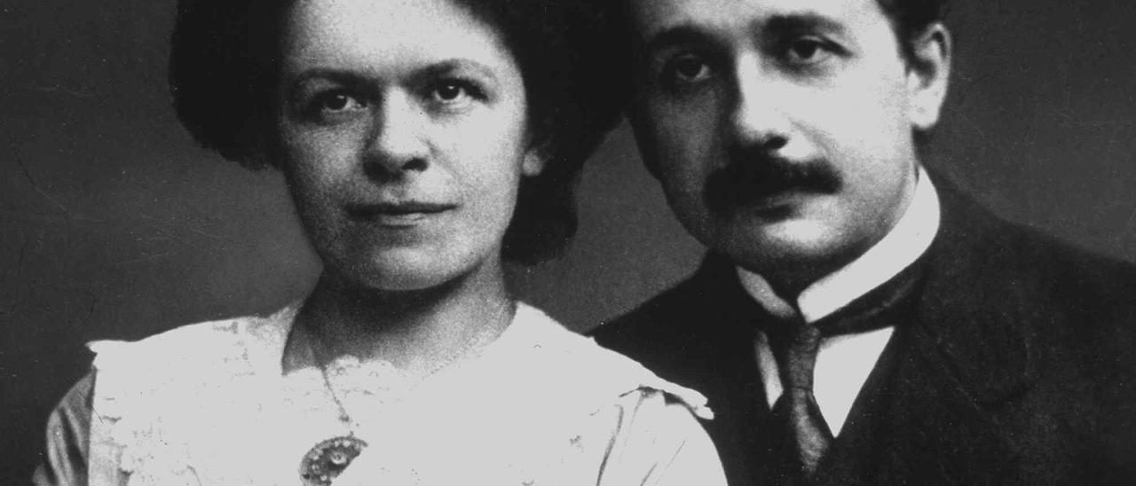 Mileva Maric junto a Albert Einstein, en 1910.