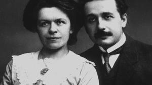 Mileva Maric junto a Albert Einstein, en 1910.