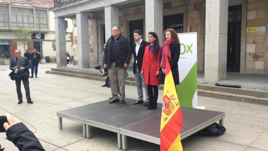 Gritos de "fuera fascistas de Zamora" en el acto de Rocío Monasterio de Vox