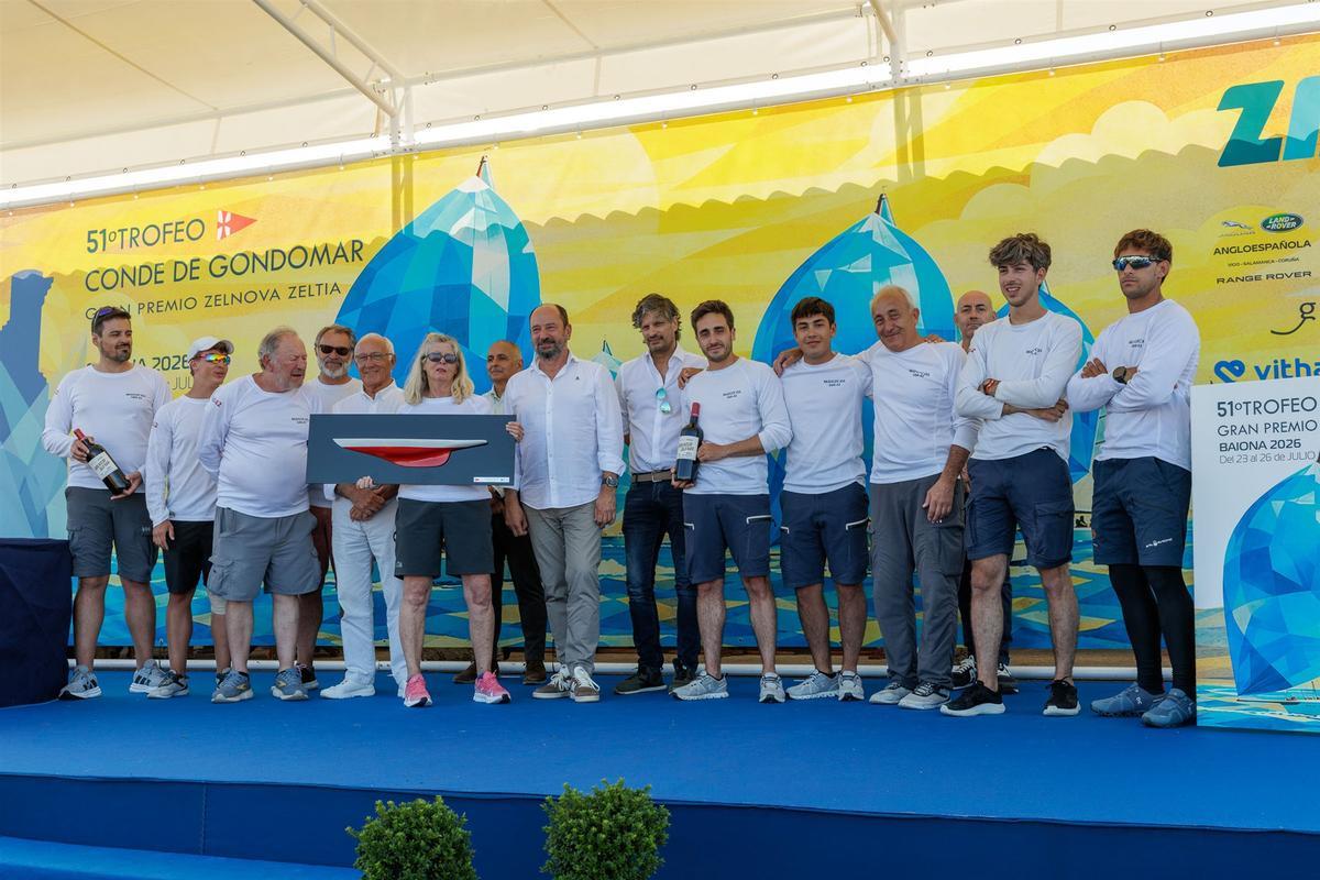 La tripulación del Magical recoge su gran premio.
