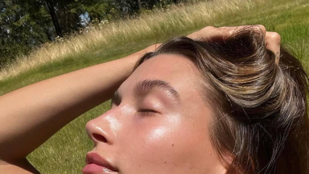 Maquillaje glow Hailey Bieber