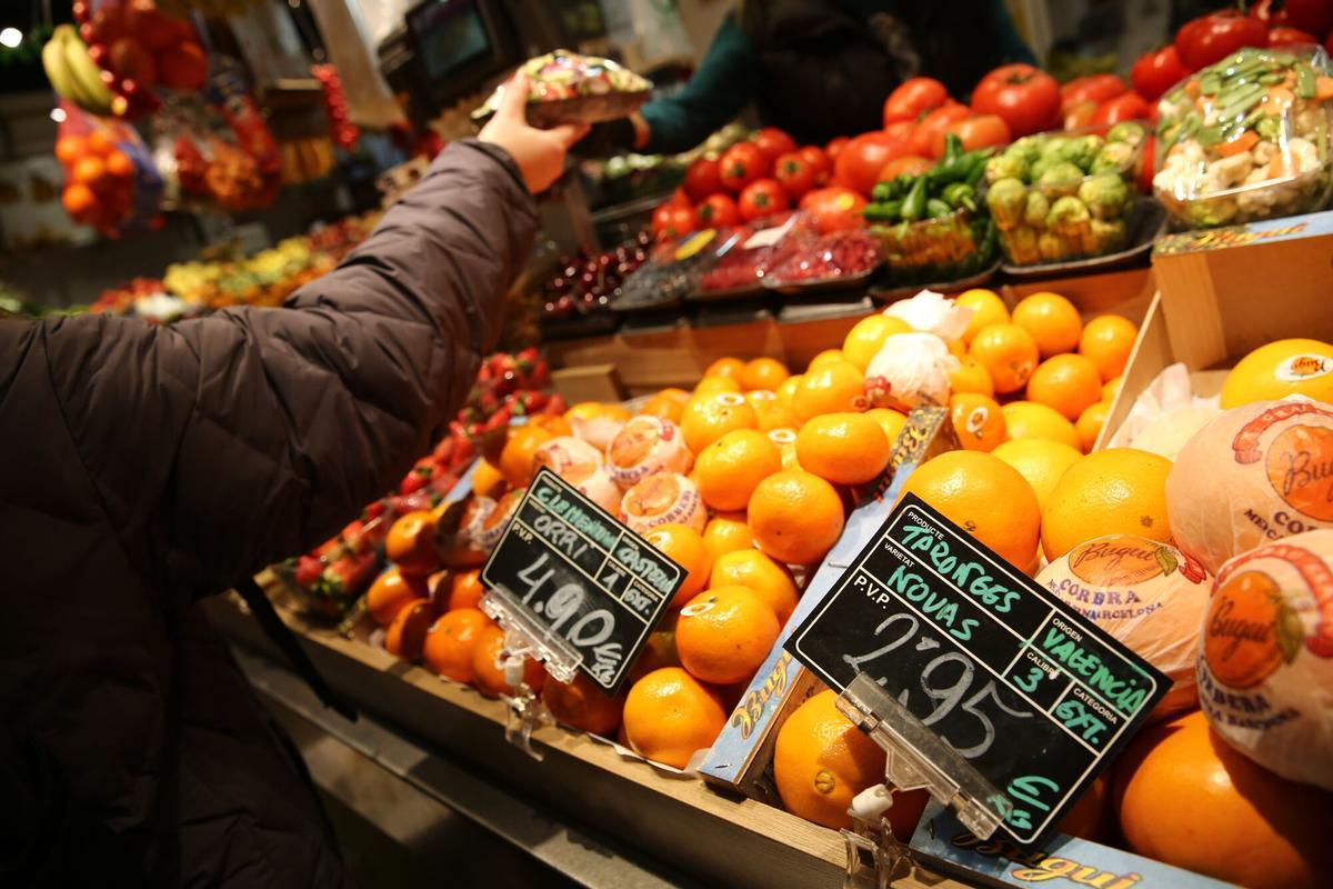 Puesto de frutas y verduras en un mercado de Barcelona.