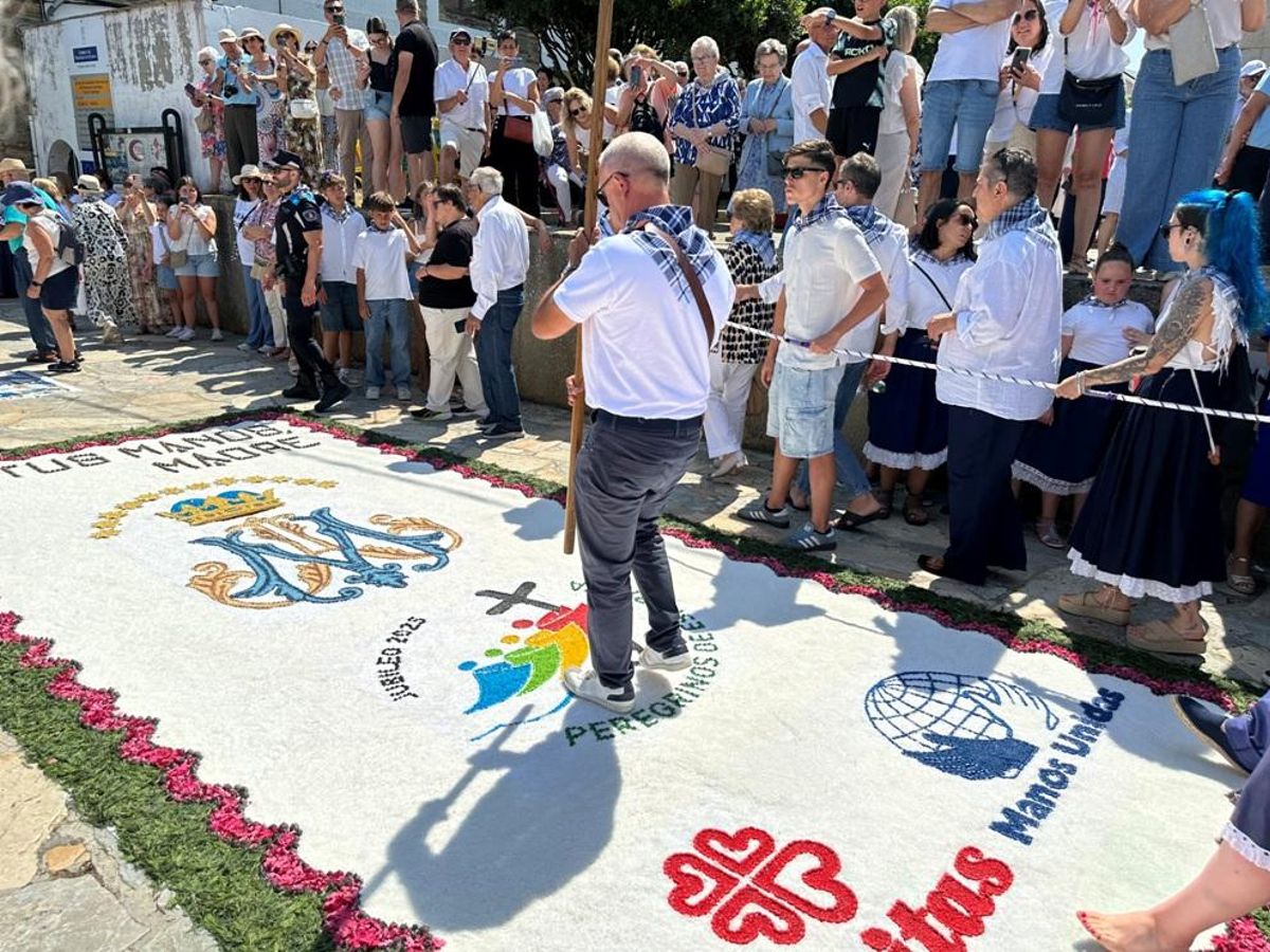 Una alfombra floral del recorrido.