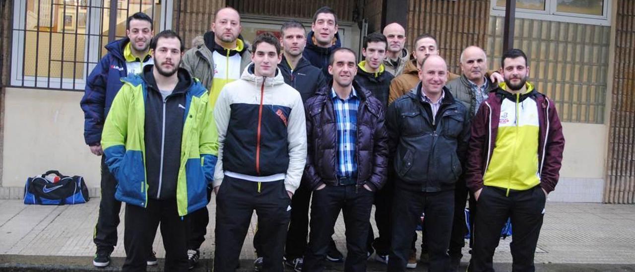 Jugadores y directivos del Club Michem, delante del polideportivo de Posada.