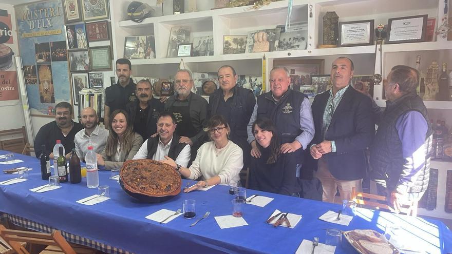 Amigos del Arroz con Costra comparten mesa con profesores de Enfermería del CEU San Pablo de Elche