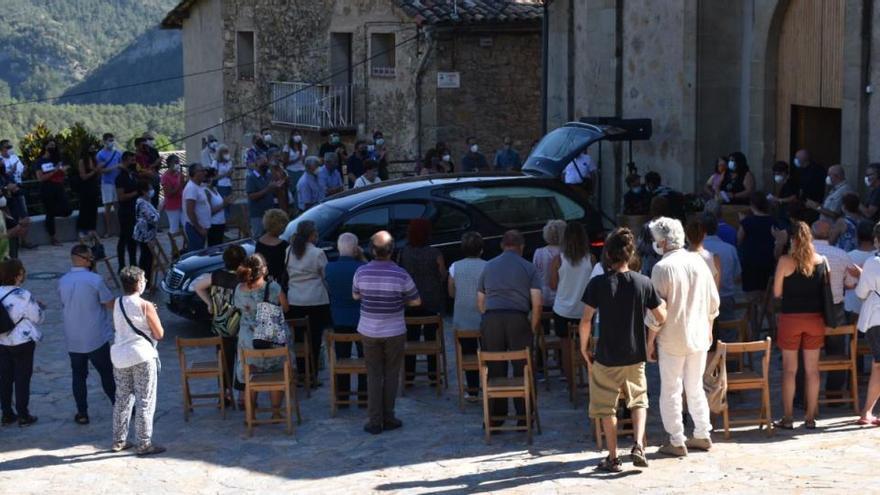 Exterior de l&#039;església de Sant Joan de Vilada durant el funeral |